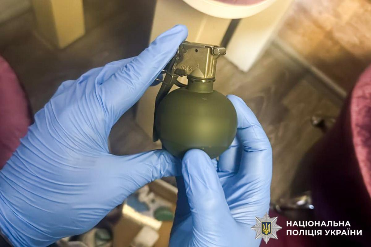 У готельному номері на Рівненщині чоловік зберігав гранату