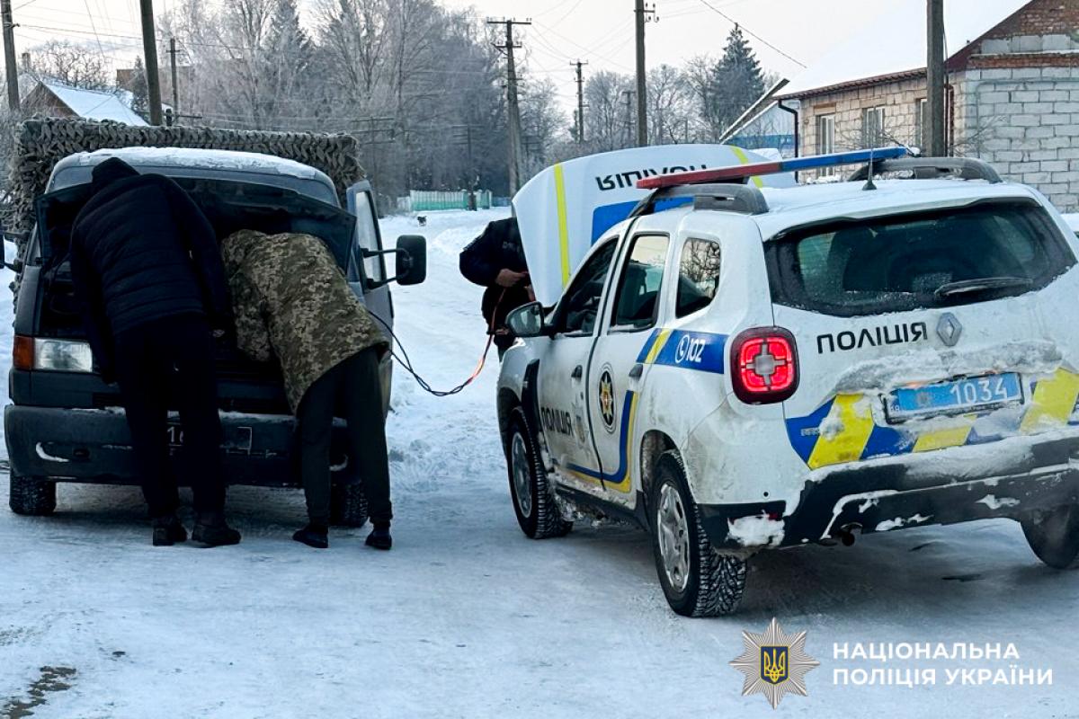 На Рівненщині поліцейські допомагають водіям, у яких не заводяться авто (ФОТО)