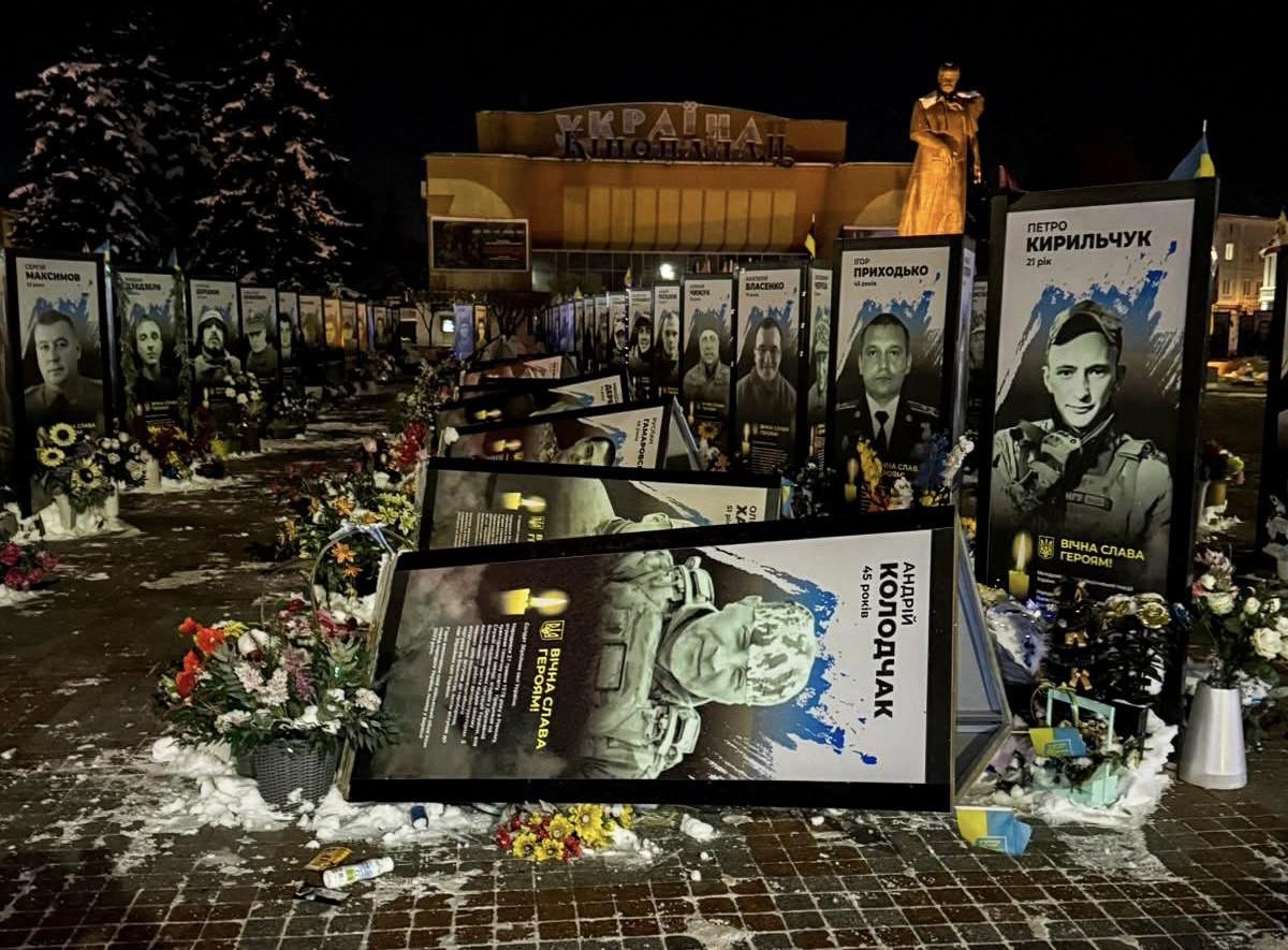 У Рівному пошкодили портрети загиблих захисників 