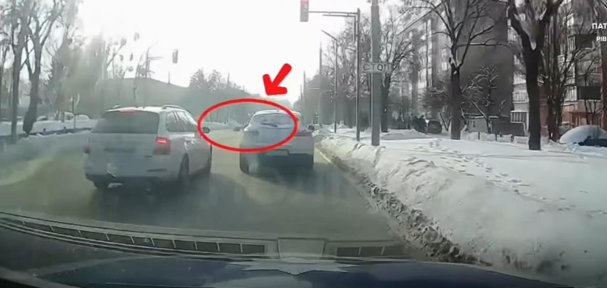 У Рівному патрульні надали допомогу 81-річному чоловікові, який впав на дорозі (ВІДЕО)