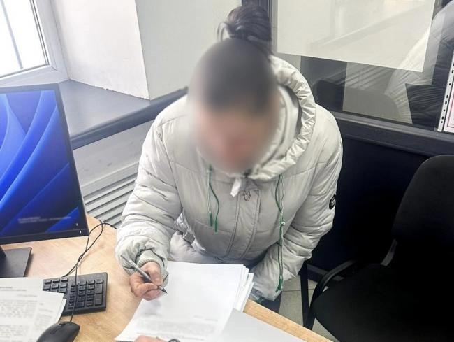 Перекинула портрети загиблих захисників: рівнянці повідомлено про підозру (ВІДЕО)