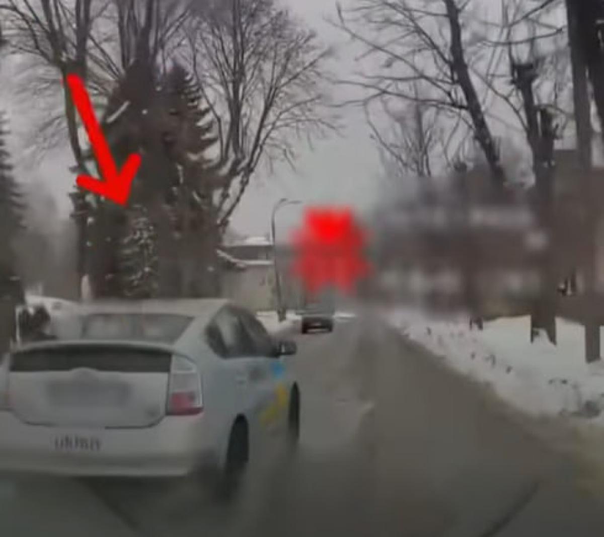 У Рівному водія Toyota притягнули до відповідальності за небезпечний маневр