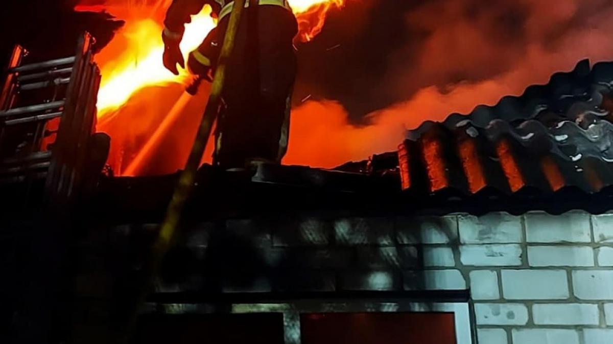 Володимирецькі поліцейські врятували двох чоловіків з палаючого будинку