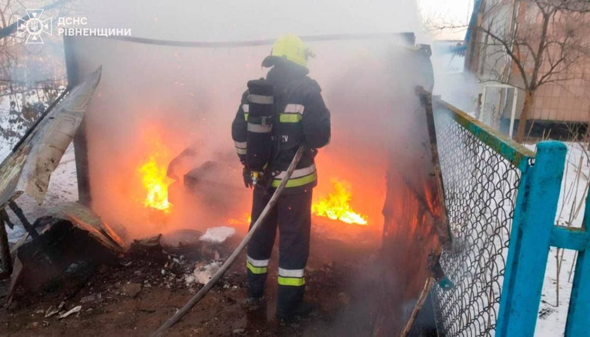 У селі Дядьковичі на Рівненщині згоріли автогараж і легковик 