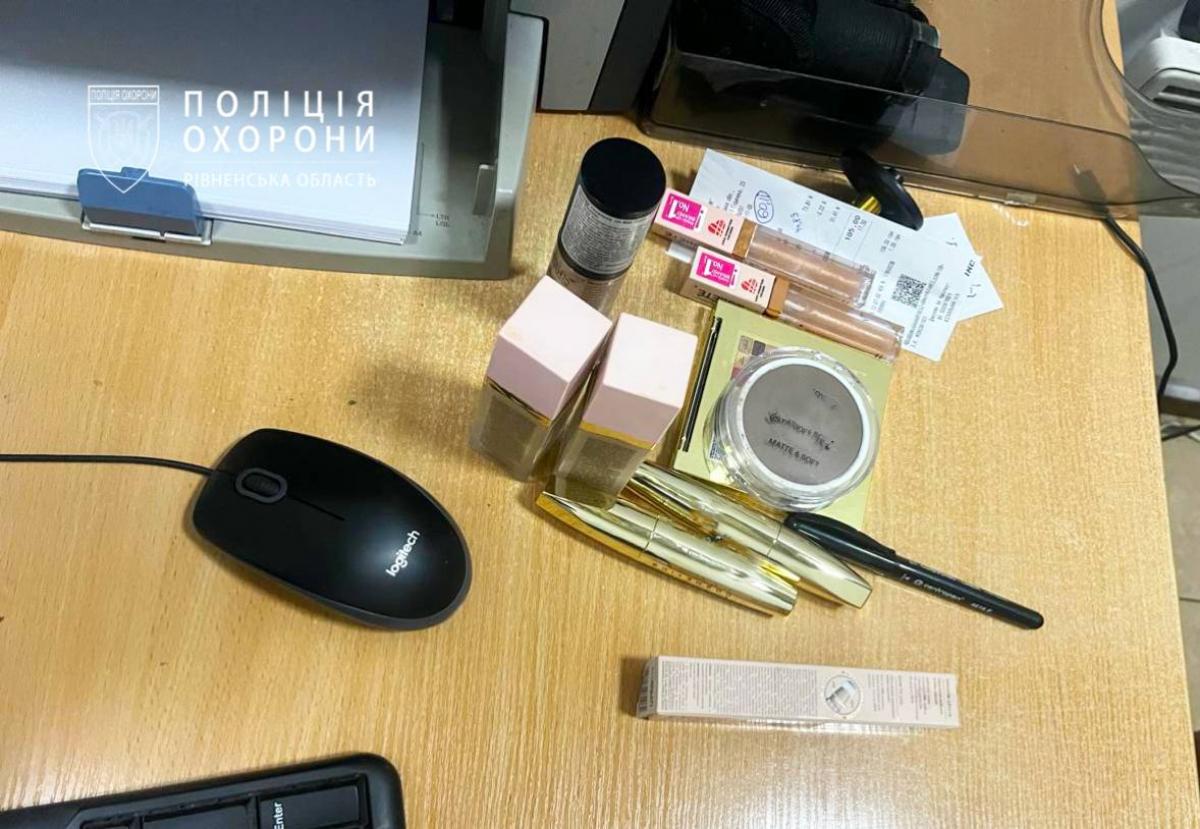 Хотів зробити подарунок: у Рівному затримали 25-річного чоловіка на крадіжці косметики