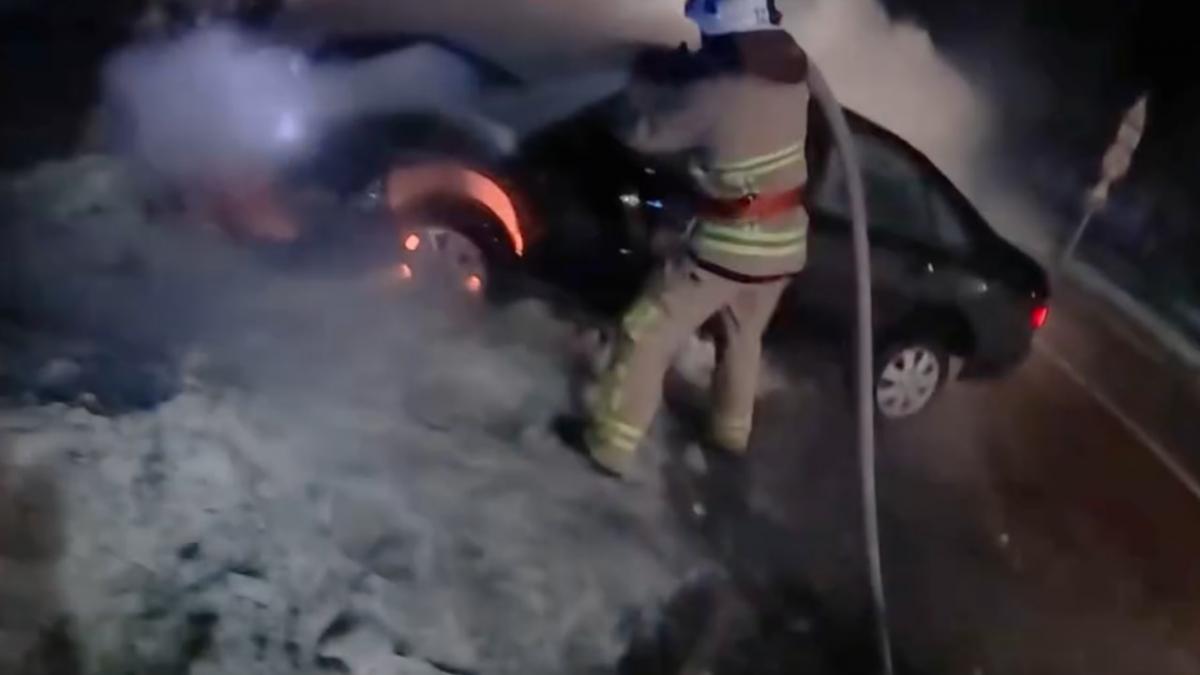 У Вараші серед ночі спалахнула Honda: рятувальники встигли врятувати авто