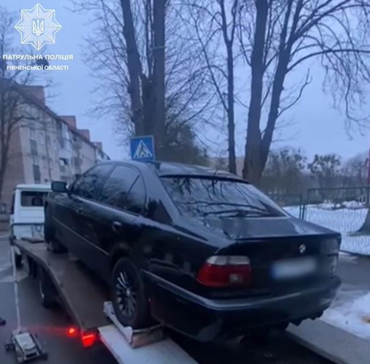 У Рівному евакуювали BMW за порушення паркування та «чужі» номерні знаки