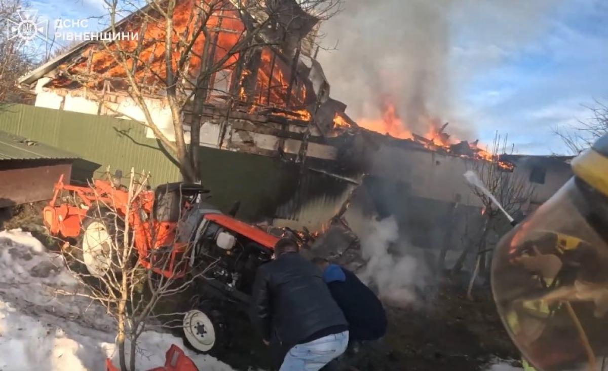 У Дубні горів житловий будинок: вогонь знищив покрівлю (ВІДЕО)