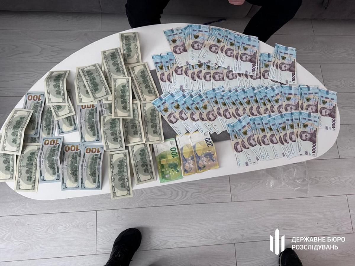 На Рівненщині ДБР викрило схему переведення військових у тил за 5 тисяч доларів