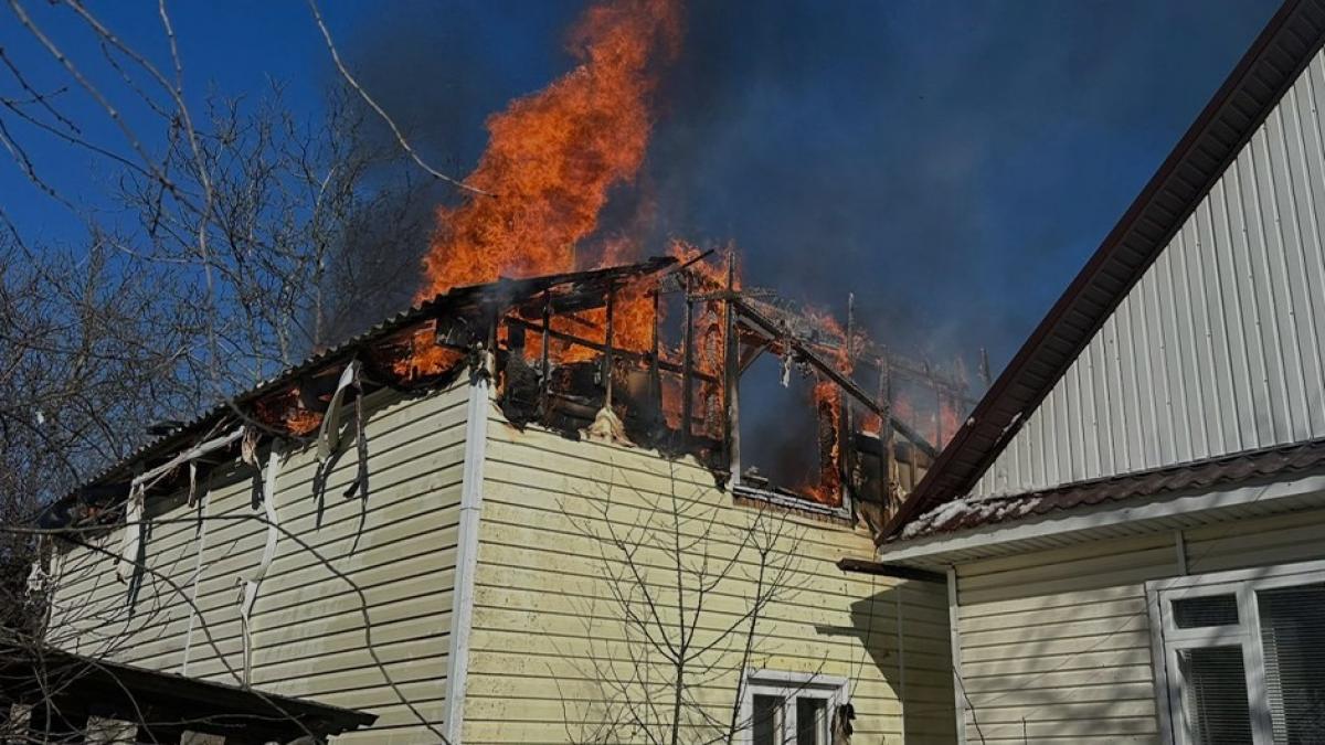 Пожежа у Лісополі: рятувальники не дали вогню перекинутися на сусідню будівлю