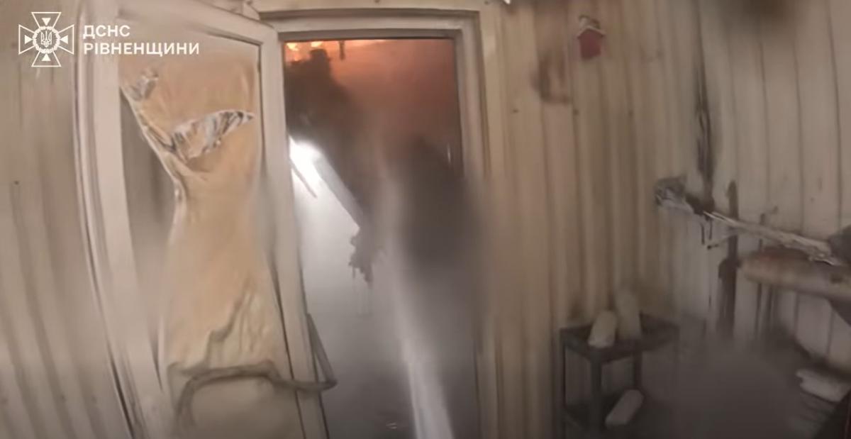 Рятувальники ліквідували пожежу в приміщенні мийки на Рівненщині (ВІДЕО)