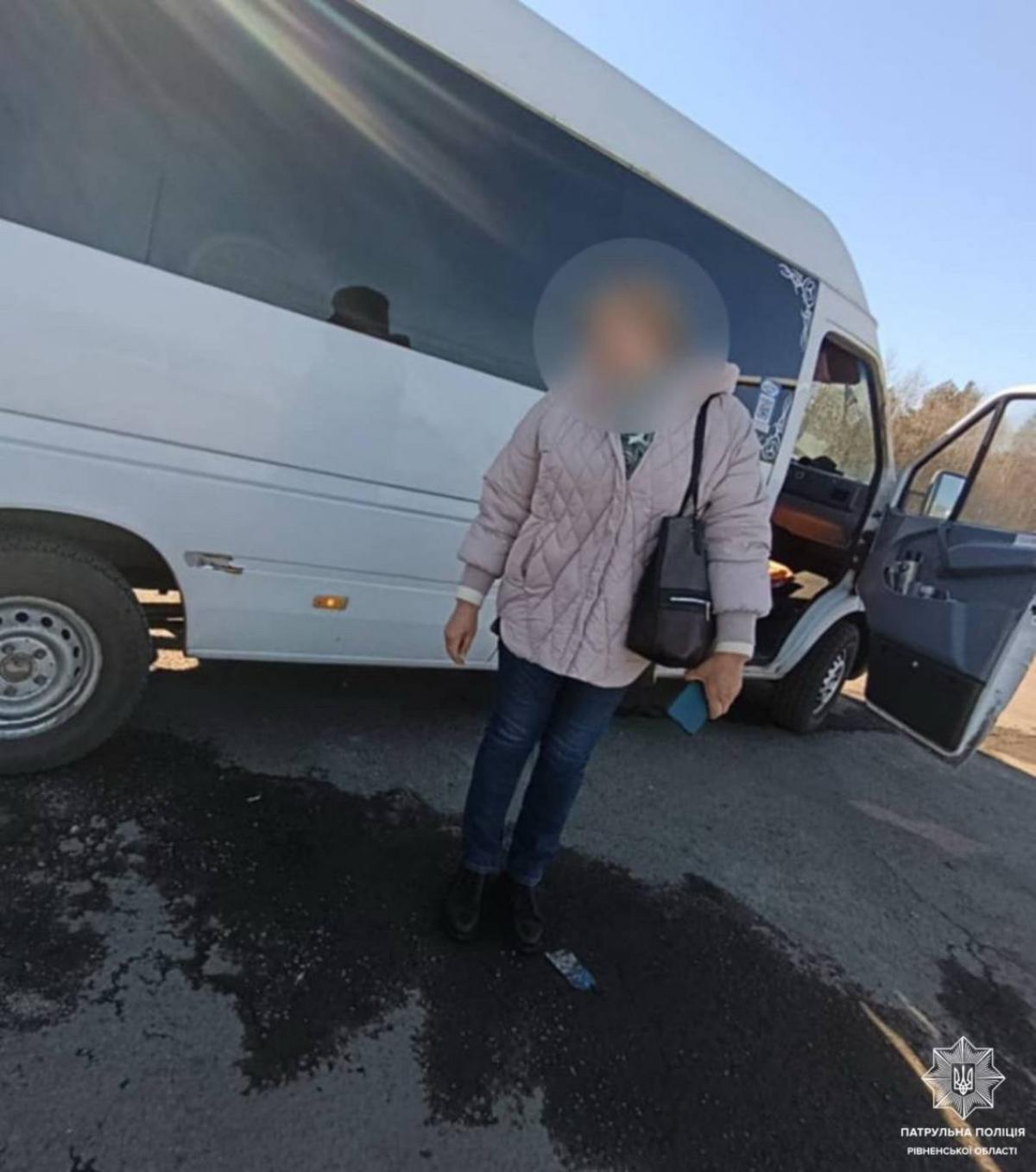 На Рівненщині патрульні допомогли пасажирці повернутися до свого автобуса