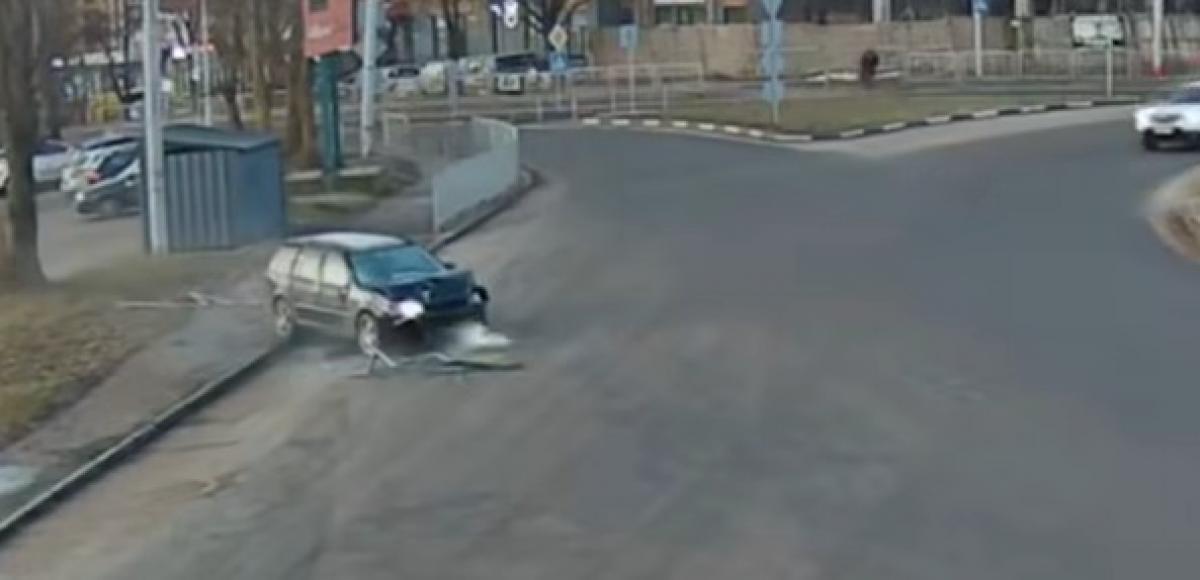 У Рівному водій легковика влетів у паркан (ВІДЕО)