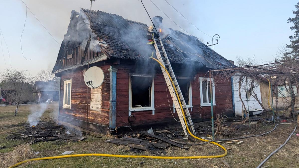 На Варащині горів житловий будинок: пожежу ліквідували рятувальники (ВІДЕО)