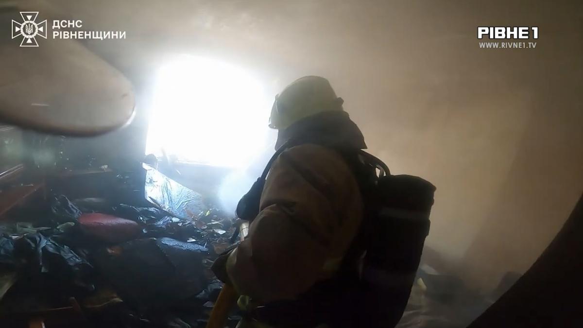 Трагедія у рівненській багатоповерхівці: через необережність під час паління загинув чоловік (ВІДЕО)