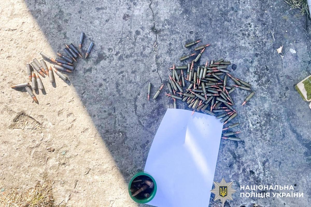 У жителя Березнівської громади під час обшуку вилучили 122 патрони та майже 3 кг пороху