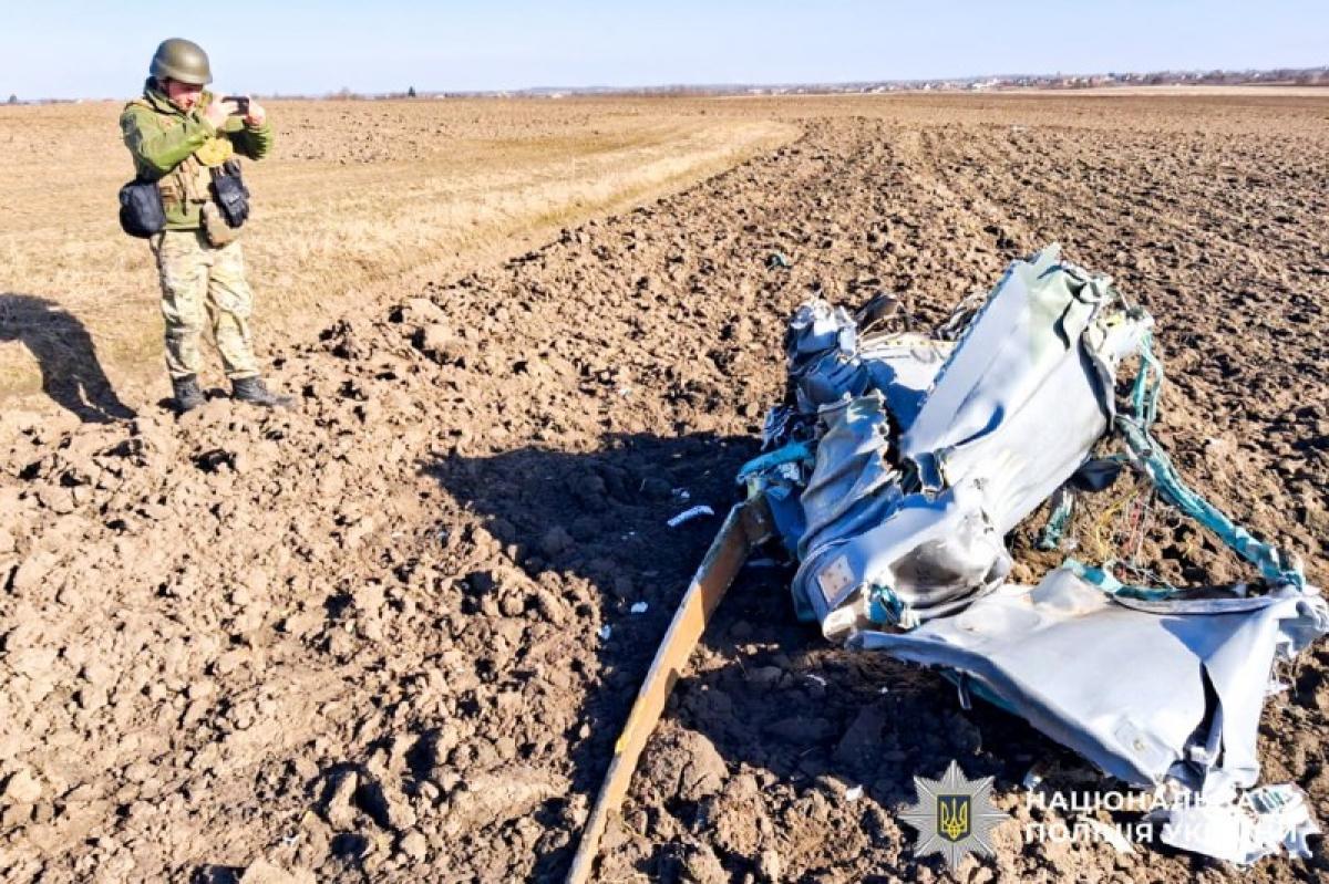 Житель Рівненщини виявив у полі бойову частину крилатої ракети (ВІДЕО)