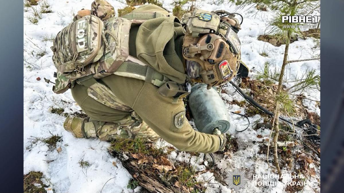 Небезпечні знахідки в лісах Рівненщини: що робити, якщо натрапили на уламки БпЛА (ВІДЕО)