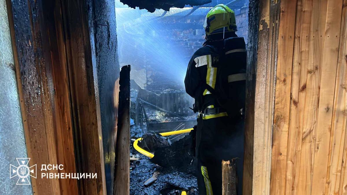 У Рівному на вулиці Зарічній горів двоповерховий житловий будинок (ВІДЕО)