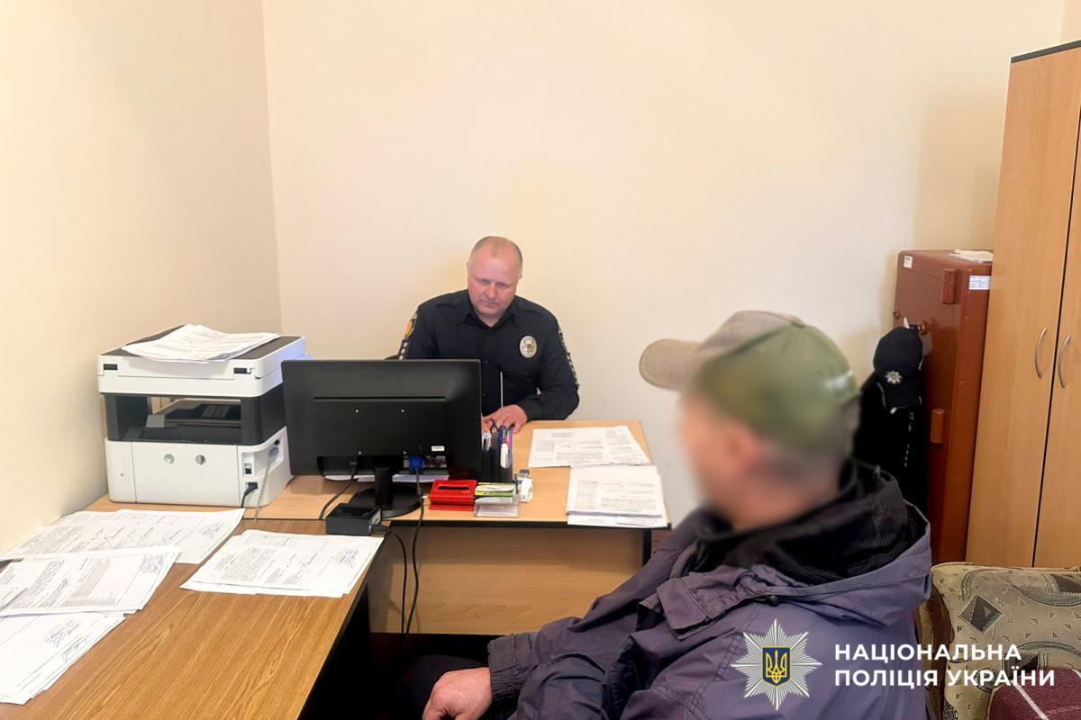 У Рівному розшукали чоловіка, який пошкодив корзину для квітів біля стели захисника