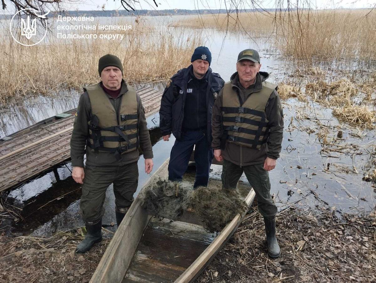 На Рівненщині під час рейду вилучили 40 метрів заборонених рибальських сіток