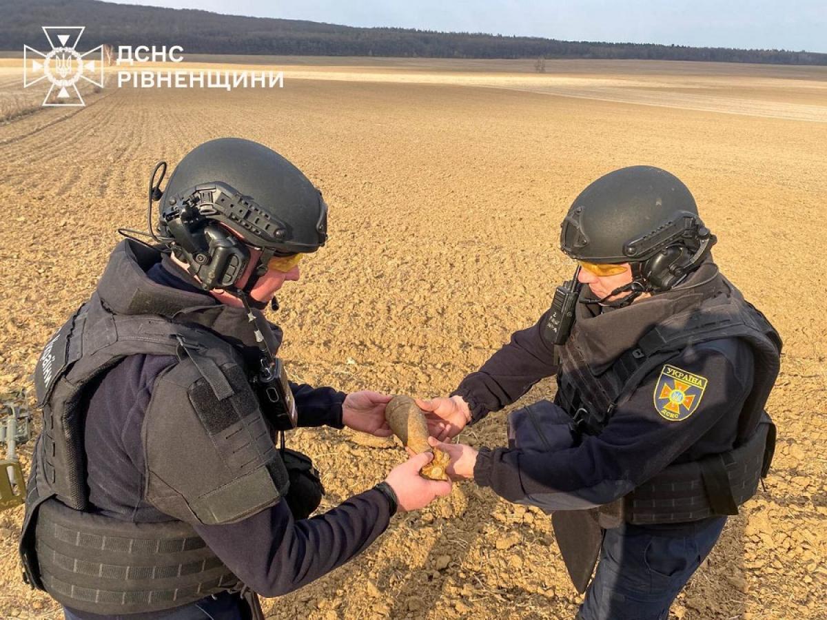 На Рівненщині сапери ДСНС знешкодили артснаряд і мінометну міну часів війни (ФОТО+ВІДЕО)