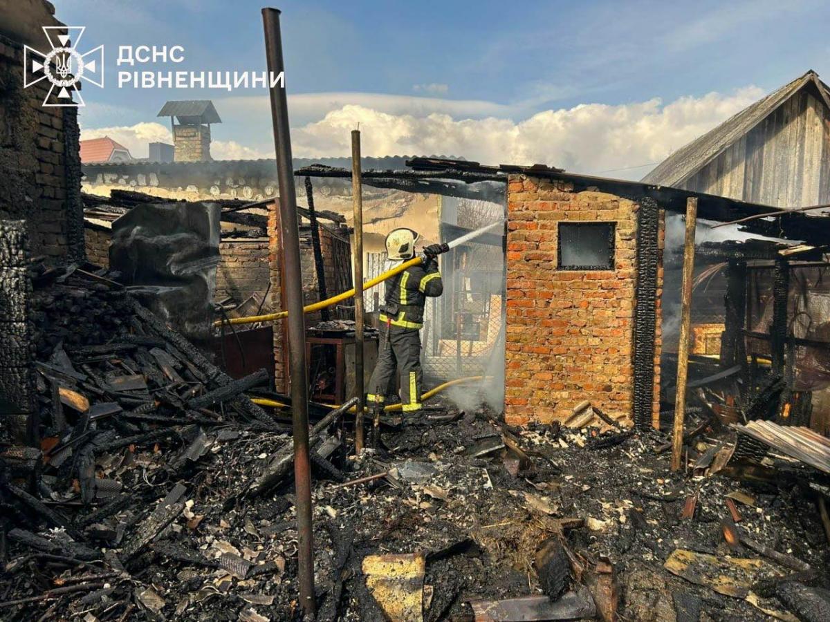 У Рівному ліквідували пожежу, яка могла перекинутися на житловий будинок (ВІДЕО)