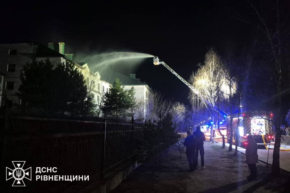 У Вараші виникла пожежа у триповерховій неексплуатуючій будівлі (ВІДЕО)