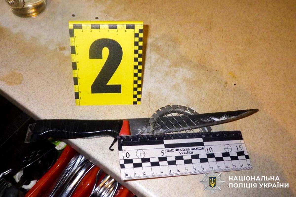 Сварка закінчилася реанімацією: у Сарнах чоловік вдарив швагра ножем у живіт