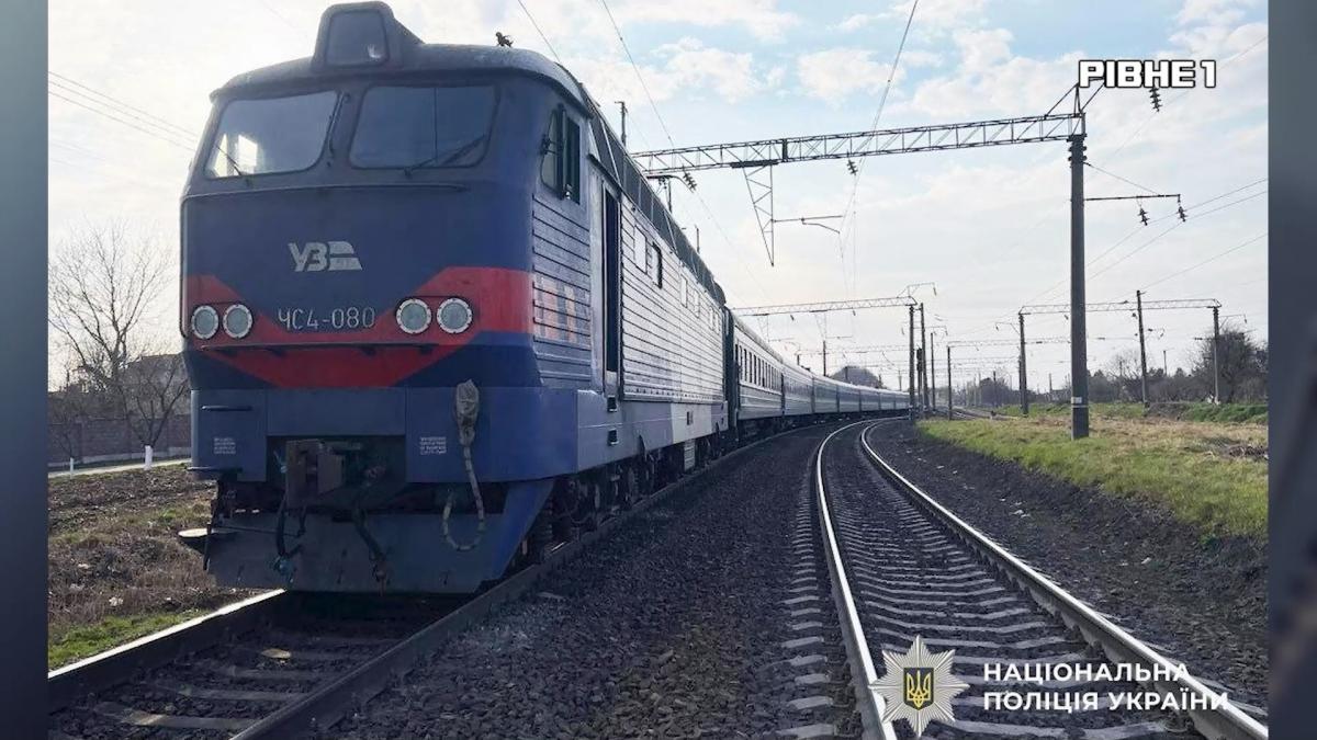 Розмова по телефону, що коштувала життя: на Рівненщині від наїзду потяга загинула людина (ВІДЕО)
