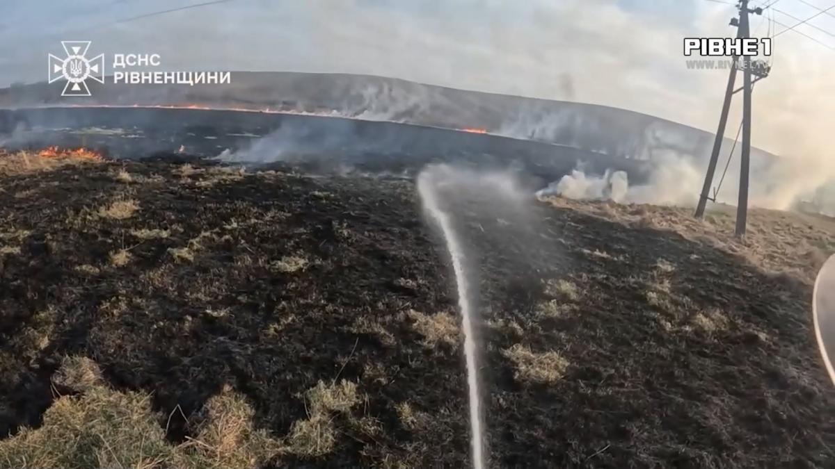 Пожежі, палії сухостоїв та допомога прифронтовим областям: цьогорічні виклики ДСНС Рівненщини (ВІДЕО)