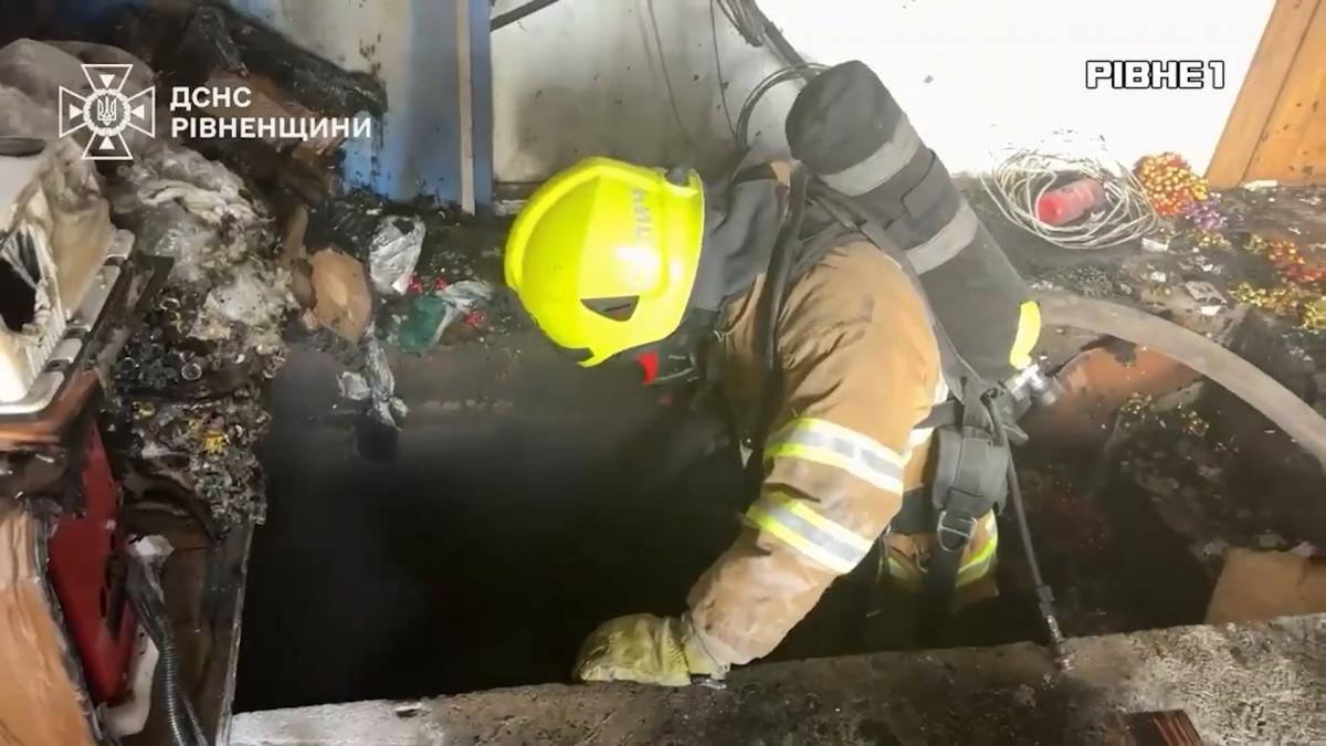 У Рівному під час гасіння пожежі стався вибух: постраждала жінка (ВІДЕО)