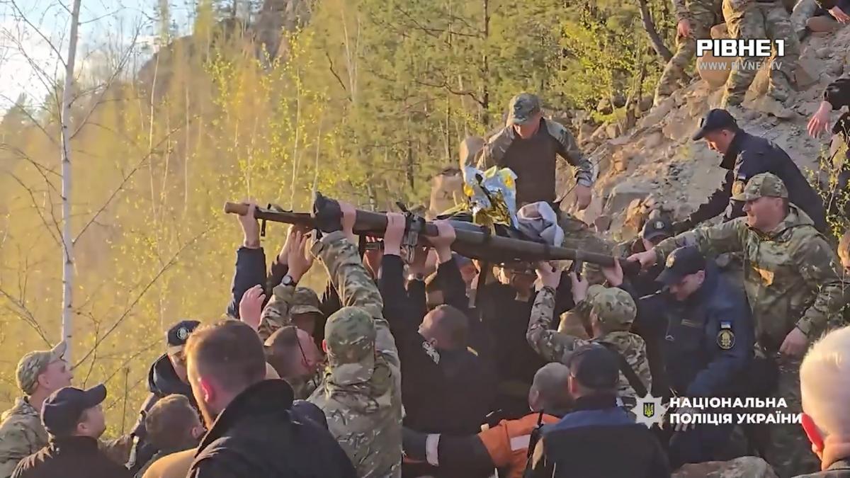 Упав у кар'єр: як відбувалась операція порятунку 10-річного Влада на Рівненщині (ВІДЕО)