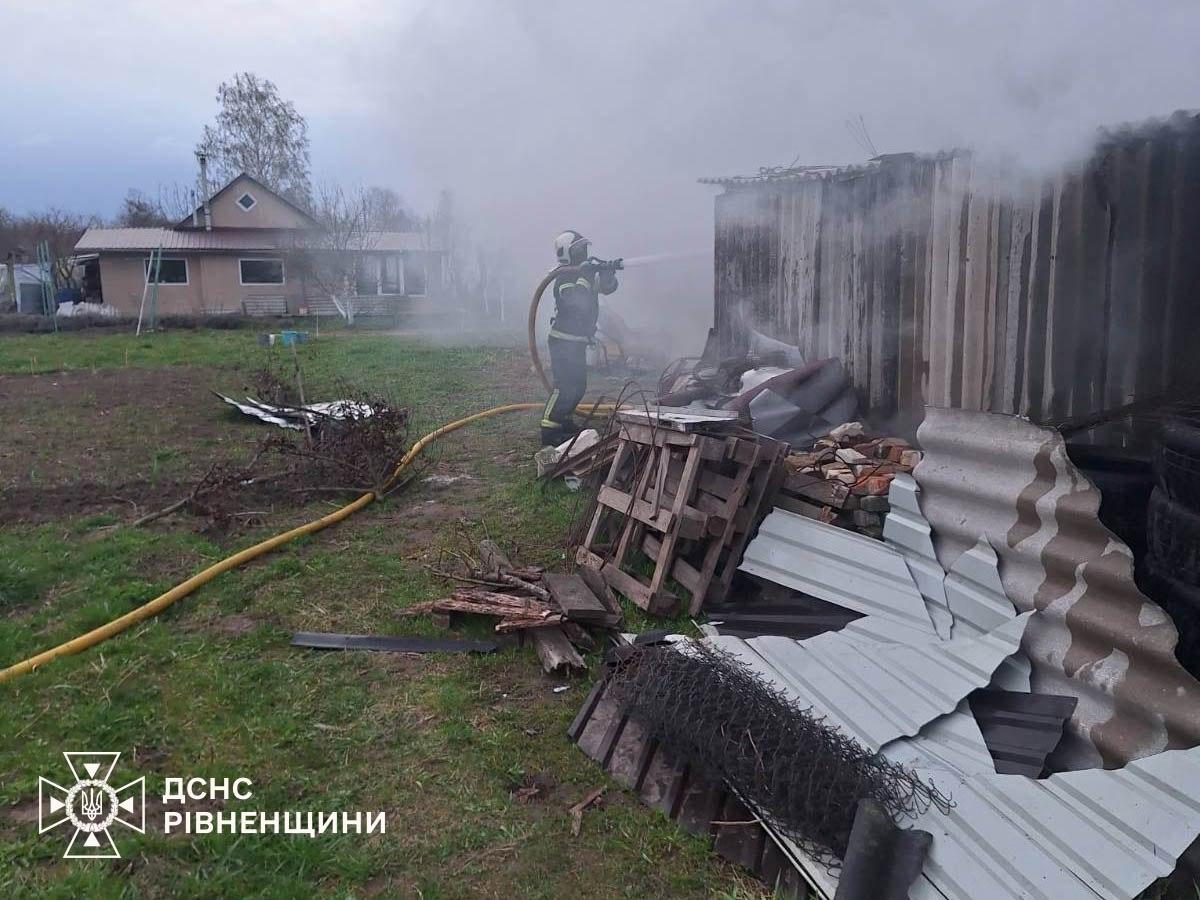 На Рівненщині рятувальники ліквідували пожежу в господарстві