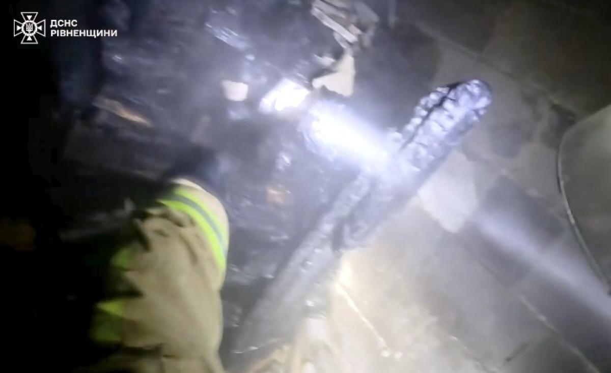 У Дубні вогонь пошкодив піднавіс та знищив частину дров (ВІДЕО)