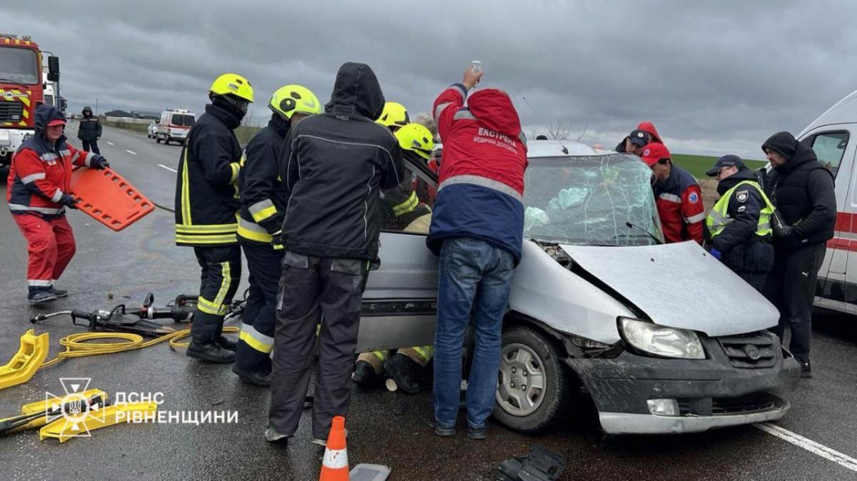 ДТП на трасі Київ–Чоп поблизу Великої Омеляни: рятувальники деблокували потерпілого водія (ВІДЕО)