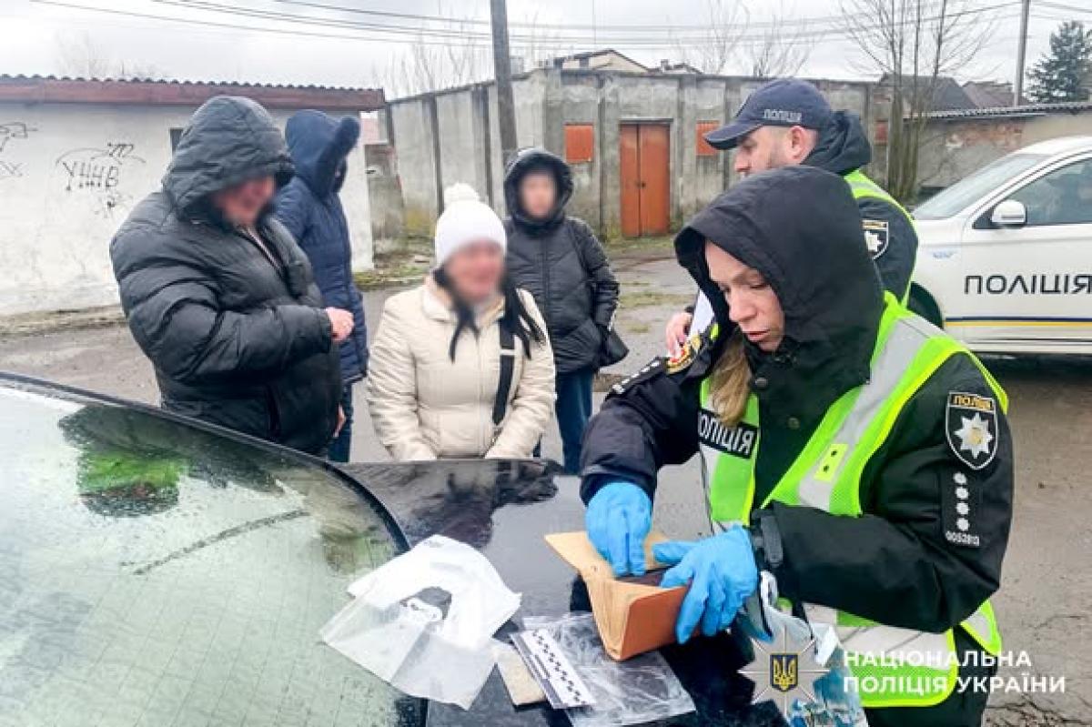 У Радивилові поліцейські затримали збувачку канабісу (ФОТО)