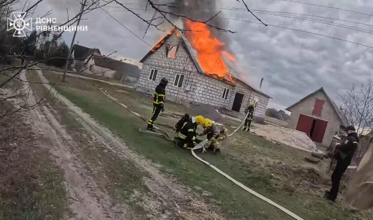 На Сарненщині вогонь знищив частину житлового будинку (ВІДЕО)