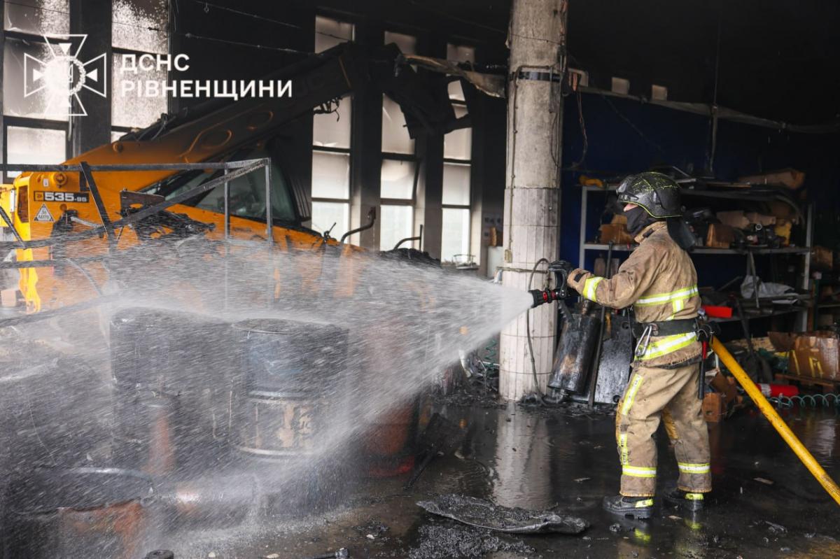 На Рівненщині рятувальники ліквідували загоряння у боксах - обійшлося без жертв (ВІДЕО)
