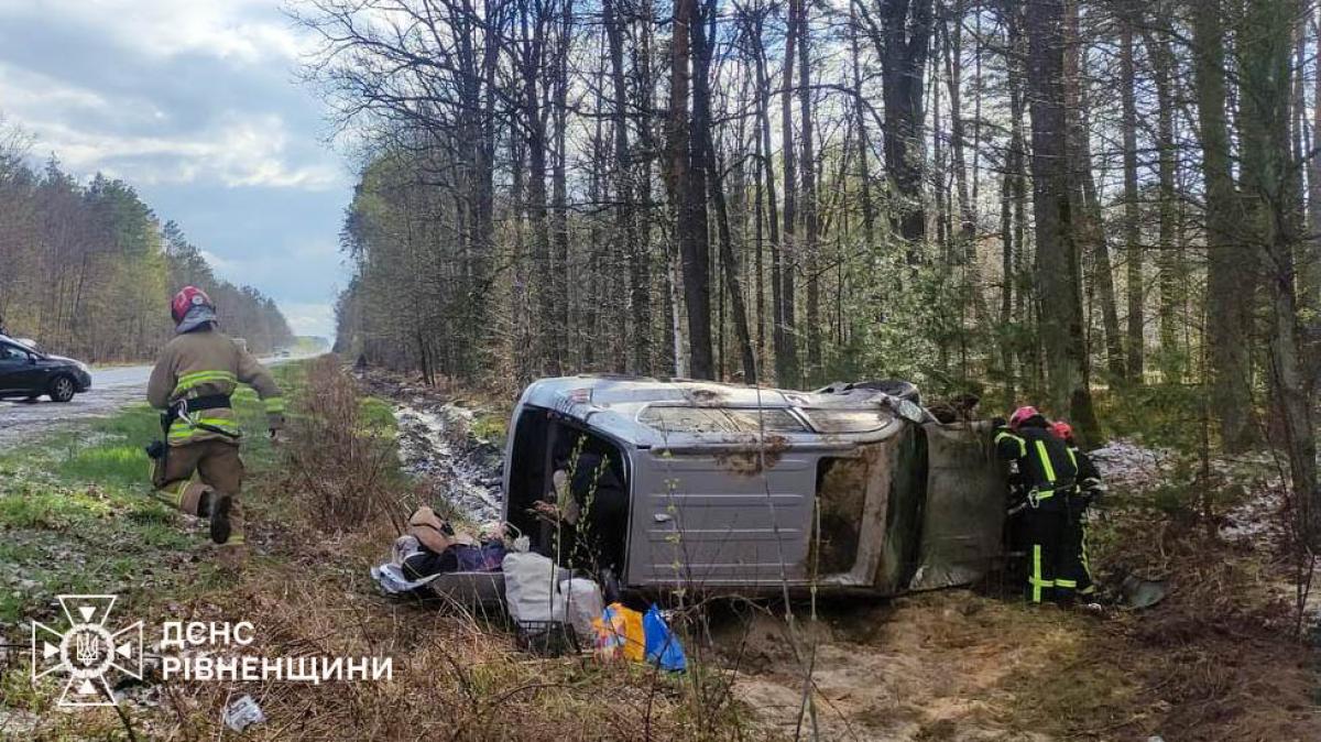 На Рівненщині рятувальники ліквідували наслідки ДТП за участю двох авто