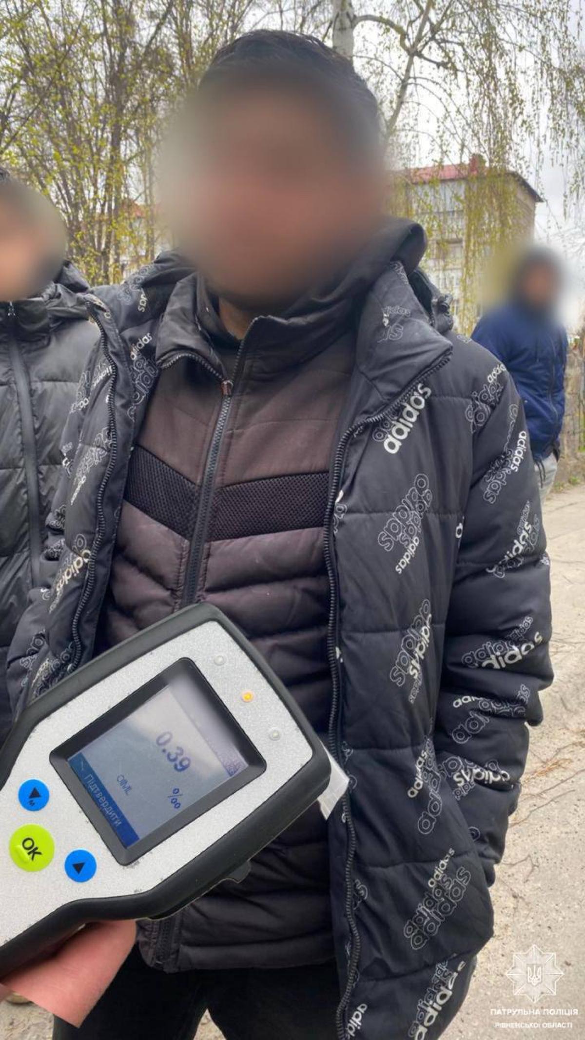 0,39 проміле у 16 років: у Сарнах патрульні зупинили водія скутера