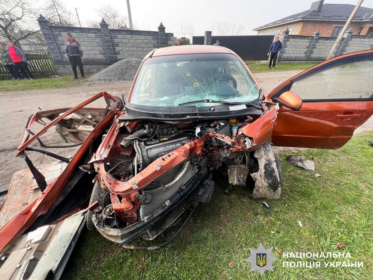 На Рівненщині в ДТП травмувалися дві сестри: авто врізалося в електроопору