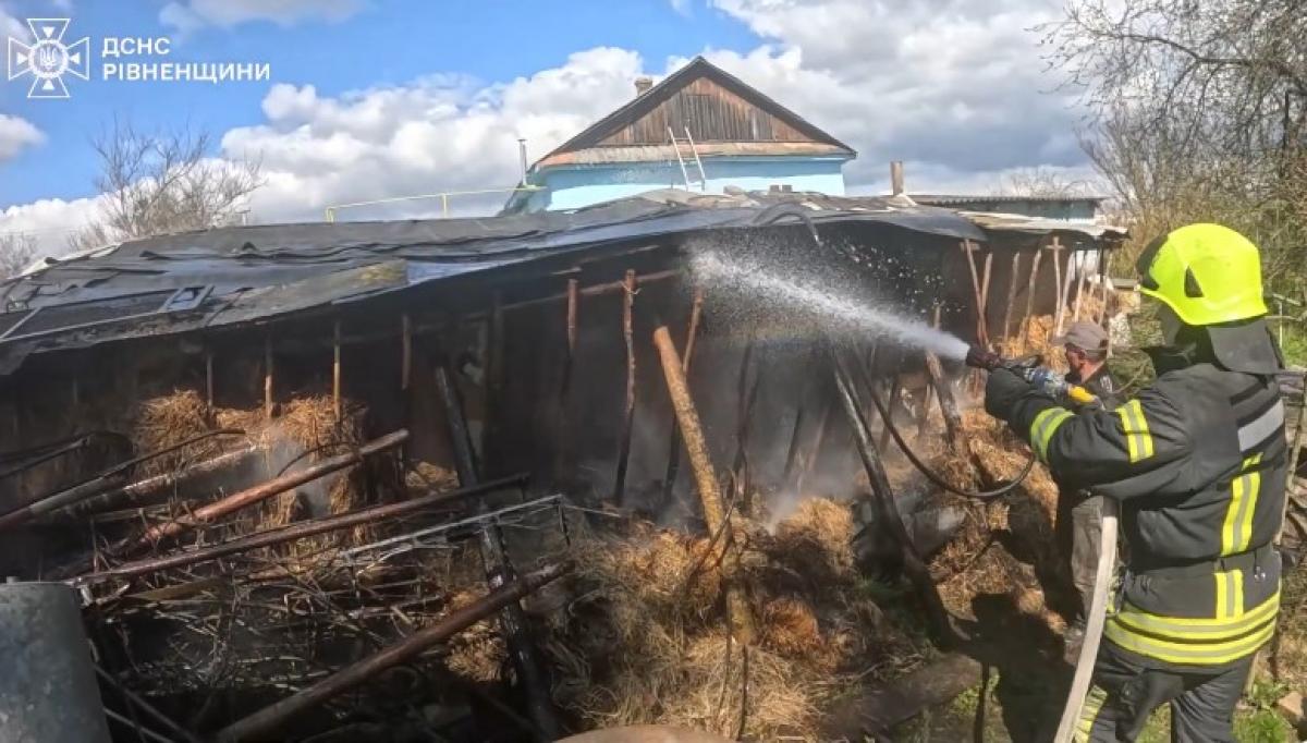 У Рівненському районі рятувальники загасили пожежу в господарській споруді