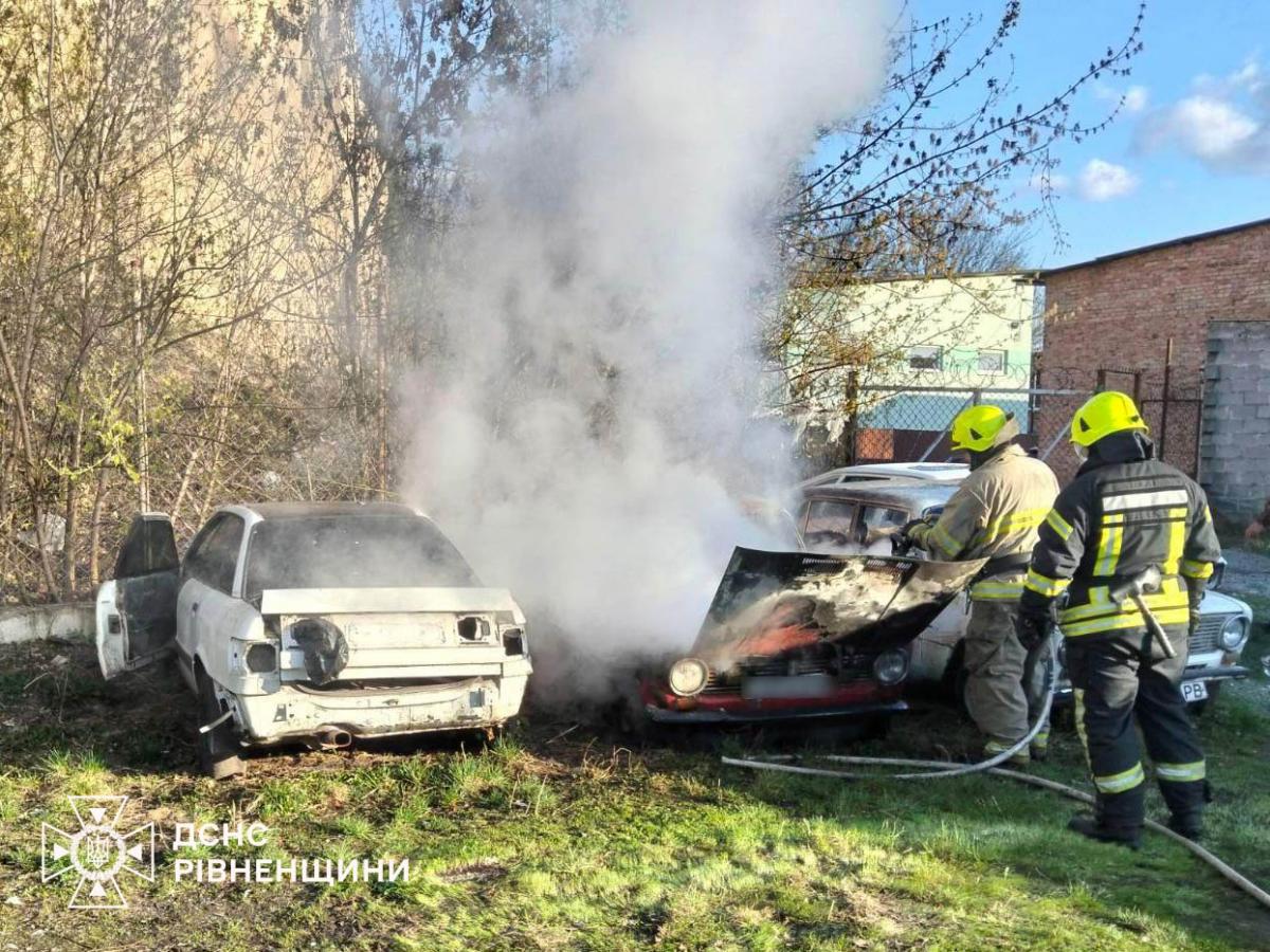 У Рівному горів ВАЗ: рятувальники оперативно ліквідували займання (ВІДЕО)