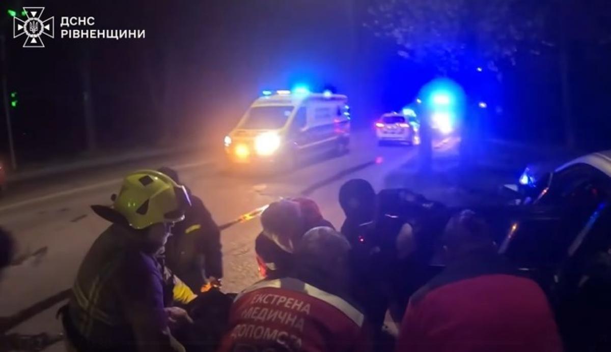 У Рівному деблокували жінку з понівеченого авто (ВІДЕО)