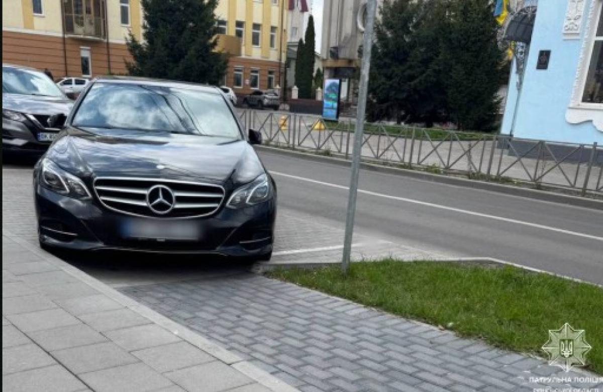 Рівнянку оштрафували за парковку на місці для людей з інвалідністю