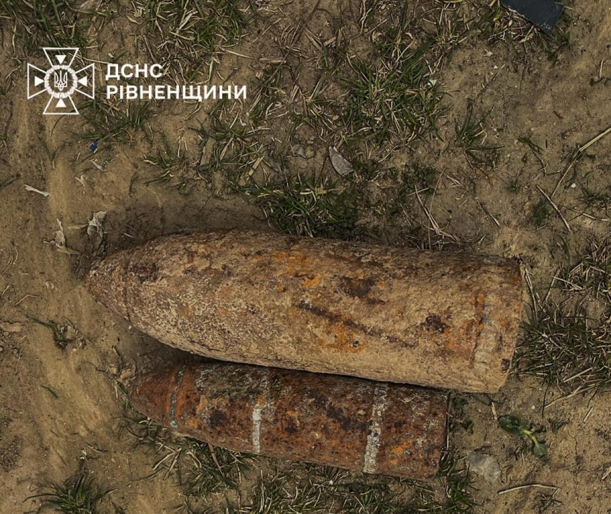 Небезпечні знахідки: на Рівненщині знищили два артилерійські снаряди (ВІДЕО)