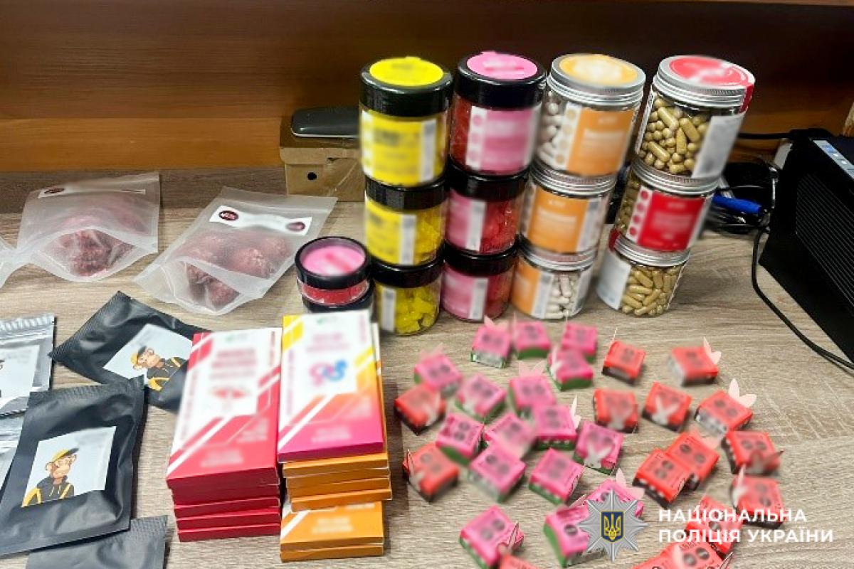 Капсули, цукерки та напої: у Рівному вилучили продукцію з ймовірним вмістом наркотиків