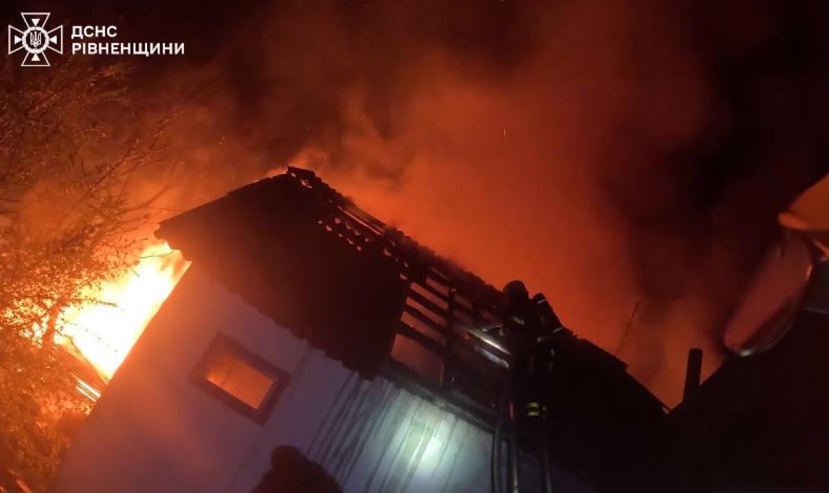 На Рівненщині загорілося сміття: вогонь перекинувся на житловий будинок (ВІДЕО)