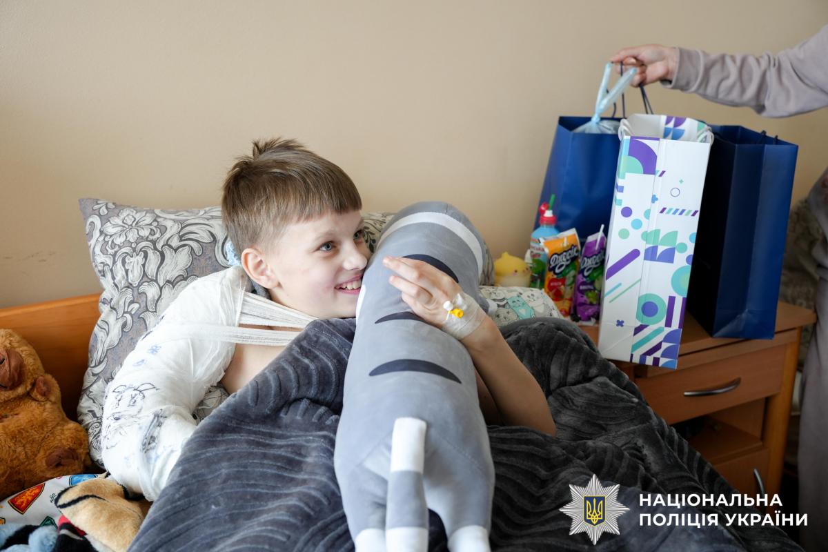 Дивом вижив після падіння зі скелі: поліцейські Рівненщини відвідали 10-річного Владика в лікарні